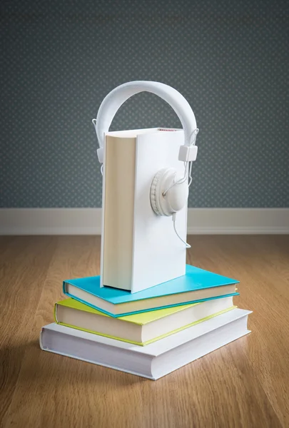 Livre avec écouteurs blancs — Photo