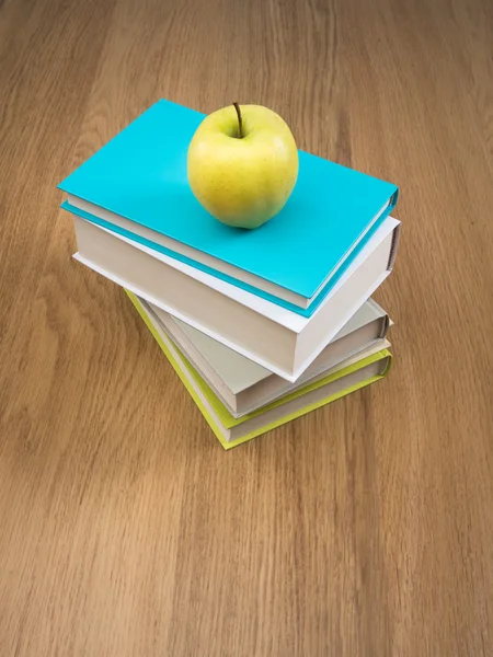 Груда книг с яблоком — стоковое фото