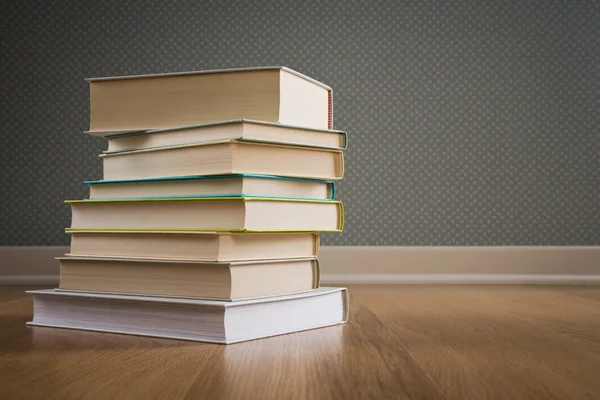 Pila de libros en el suelo — Foto de Stock