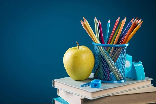 Mit buntem Papeterie zurück in die Schule — Stockfoto