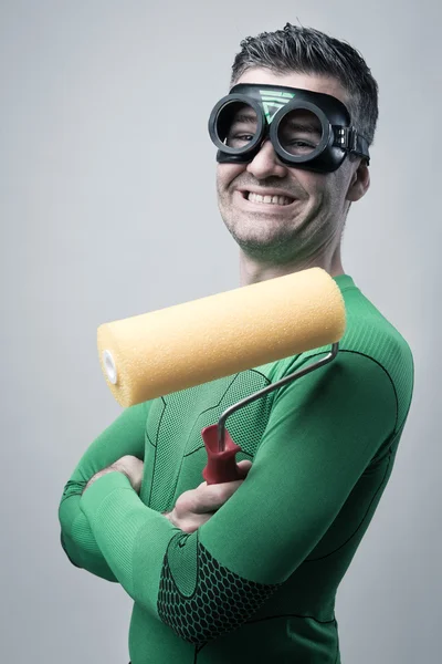 ペイント ローラーと面白いスーパー ヒーロー — ストック写真