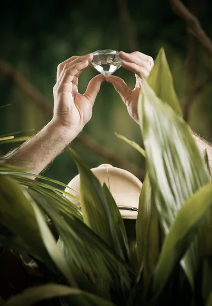 Explorador en la selva encontrar diamante — Foto de Stock