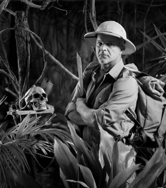 Maceracı kafatası ile ormanda