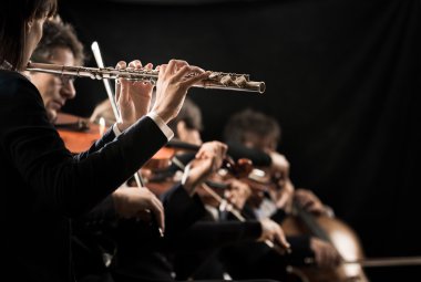 Orkestra ile kadın flütçü