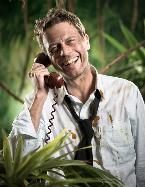 Zakenman praten over telefoon in de jungle — Stockfoto