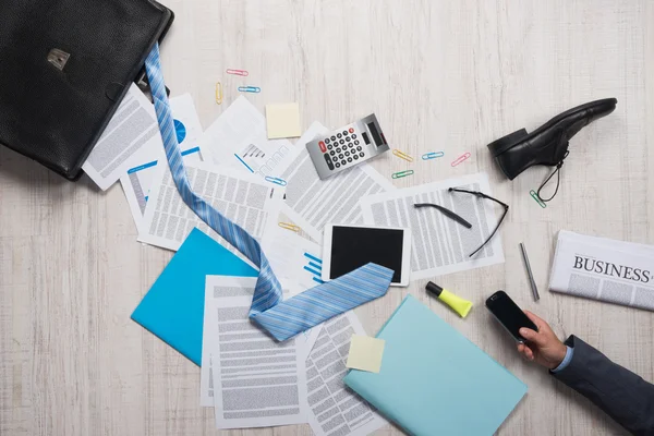 Maletín con papeleo y accesorios — Foto de Stock