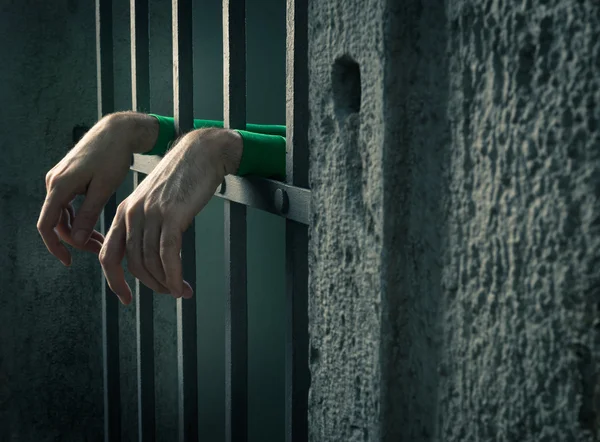 Mann in Gefängnishänden aus nächster Nähe — Stockfoto