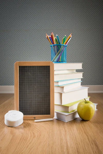 Kleine Tafel, Apfel und Schreibwaren — Stockfoto