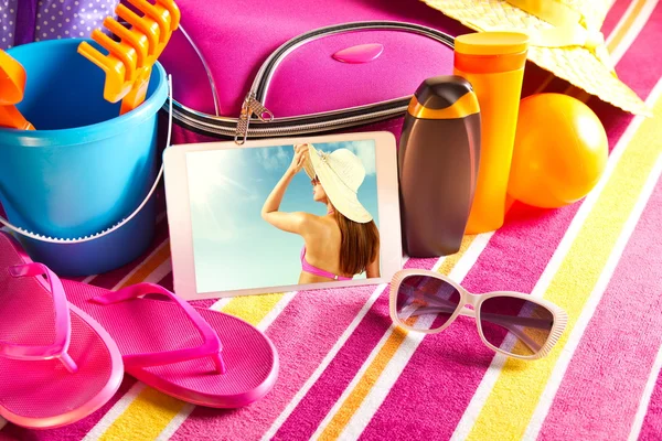 Tablet mit Urlaubsfotos — Stockfoto