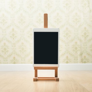 ahşap boyama şövale üzerinde dijital tablet