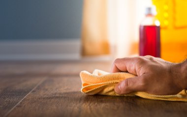 Erkek el ahşap bakım ürünleri uygulamak