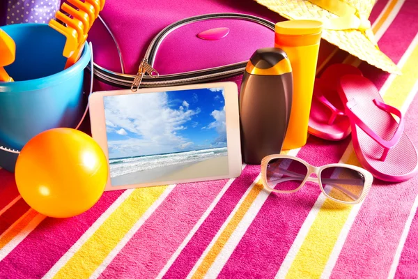 Tablette montrant des photos de vacances — Photo