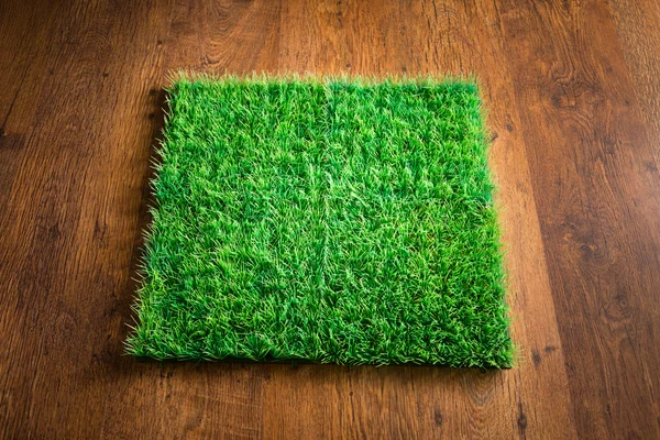 Зеленая пышная искусственная трава — стоковое фото