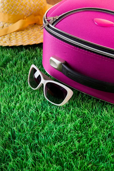 Gafas de sol, sombrero de paja y bolso rosa — Foto de Stock