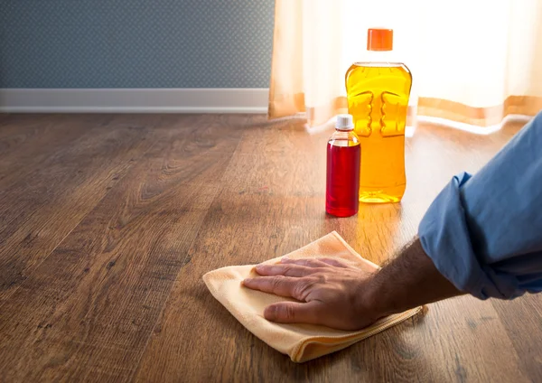 Maschio mano applicando prodotti per la cura del legno — Foto Stock