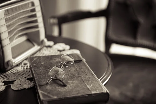 Eski radyo ve kitap — Stok fotoğraf