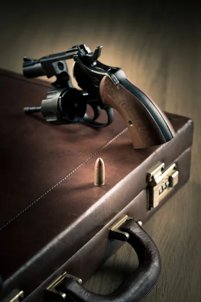 Revolver, hengeres, nyitott és a golyó — Stock Fotó