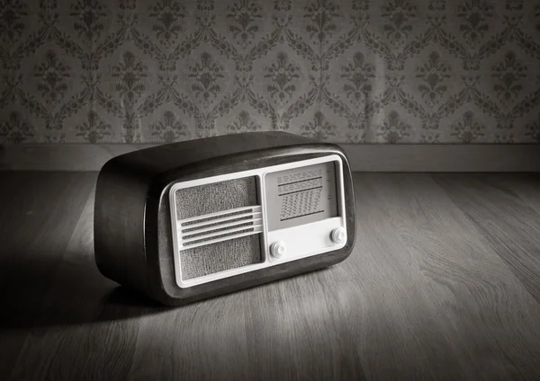 Gammal vintage radio — Stockfoto