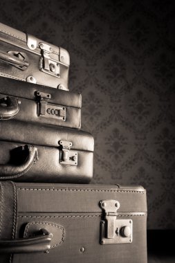 vintage çanta deri yığını