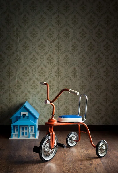 老式三轮车与玩偶之家 — 图库照片
