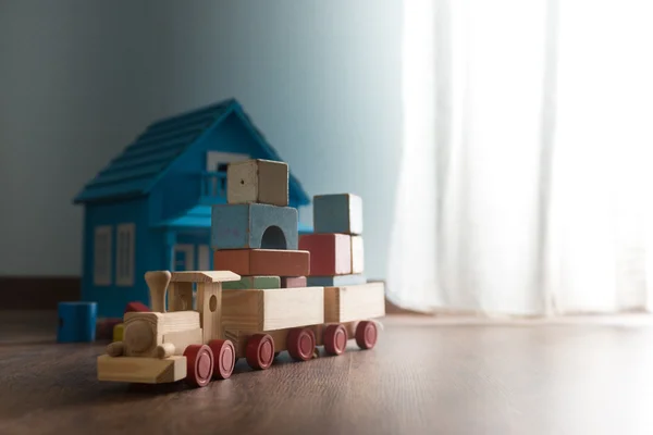 Maison de poupée et train jouet en bois — Photo