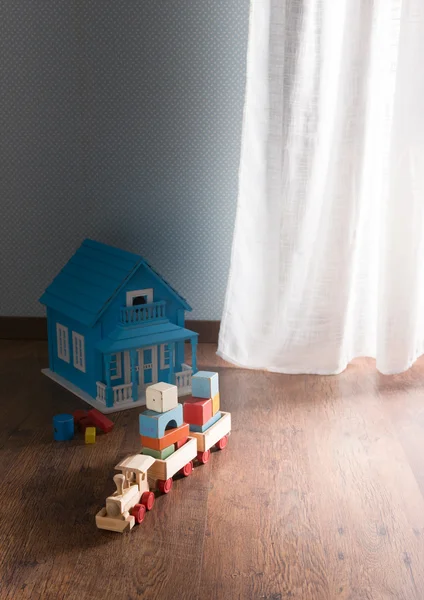 Κούκλα σπίτι και ξύλινο παιχνίδι τρένο — Φωτογραφία Αρχείου