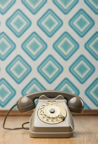 Vintage telefon på diamond tapeten — Stockfoto