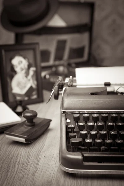 Machine à écrire vintage sur bureau en bois — Photo