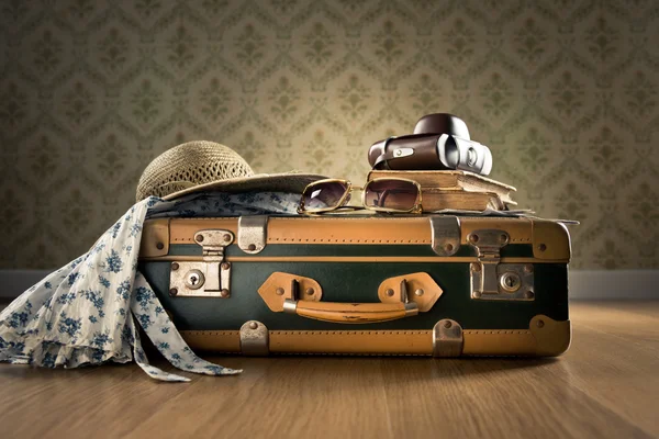 Vintage luggage with sunglasses — Stock Photo, Image