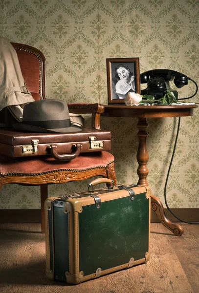 Chapéu e malas na poltrona elegante — Fotografia de Stock