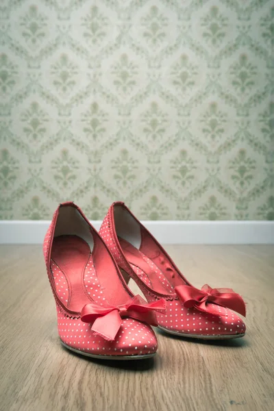 Vintage röd prickad kvinnliga sko — Stockfoto