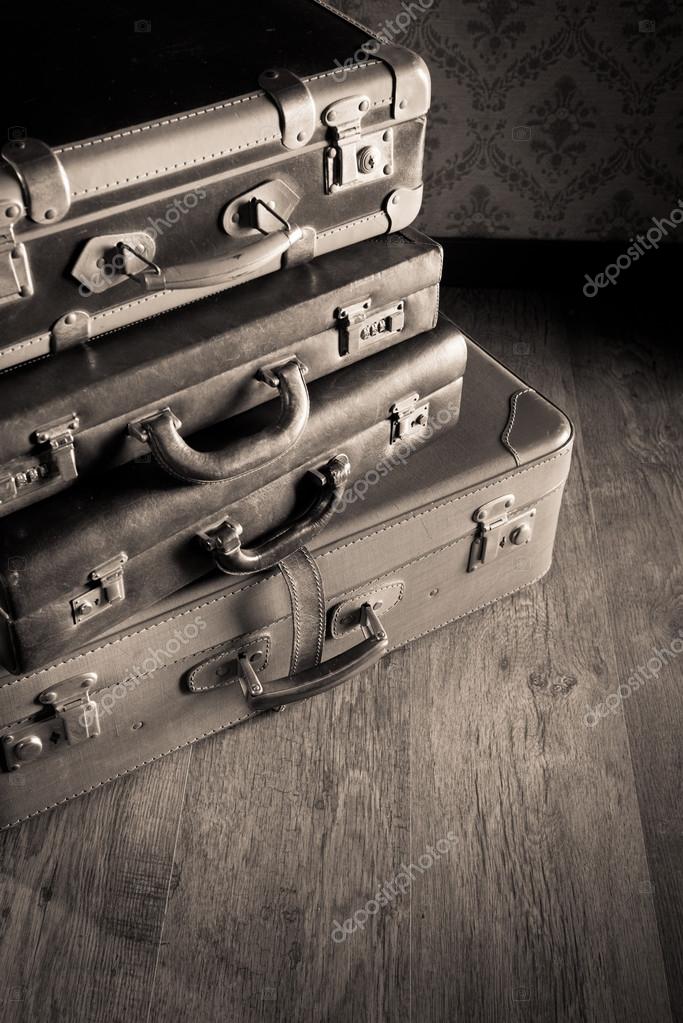 Intuïtie Cyberruimte Zachte voeten Stapel van kleurrijke vintage koffers ⬇ Stockfoto, rechtenvrije foto door ©  stokkete #55016261