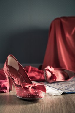 katta noktalı kırmızı kadın ayakkabı