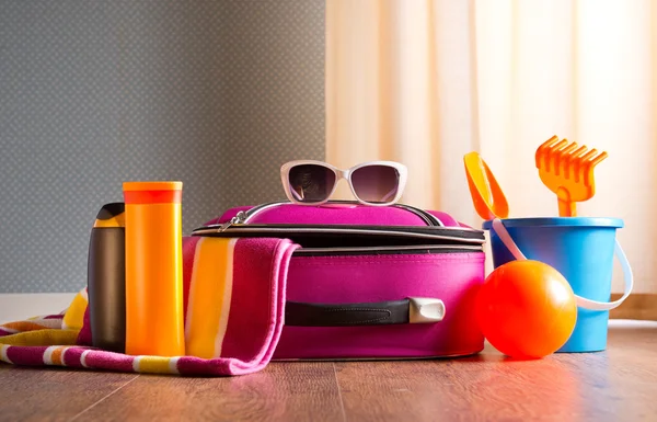 Bolsa rosa y juguetes de plástico de playa — Foto de Stock