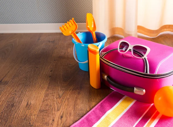 Bolsa rosa y juguetes de plástico de playa —  Fotos de Stock