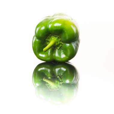 Beyaz arkaplanda yeşil dolma biber