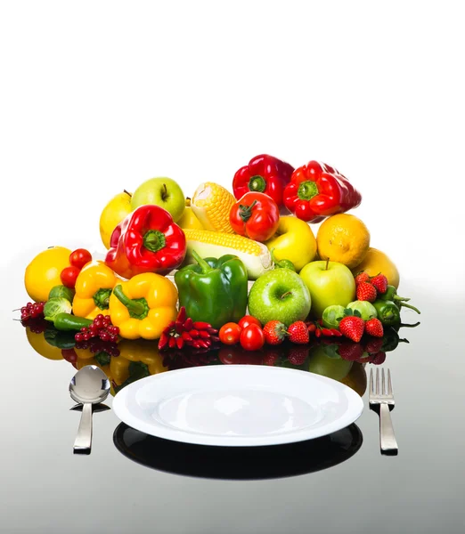 Légumes et fruits frais avec assiette vide — Photo