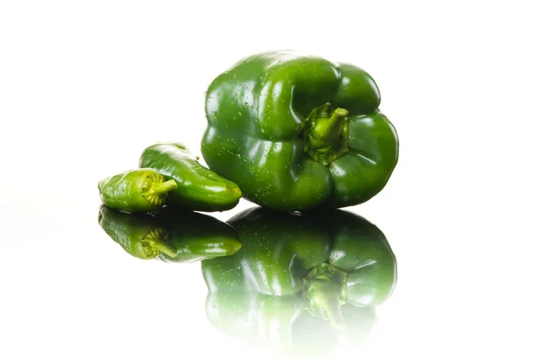 Grønn paprika på hvit bakgrunn – stockfoto