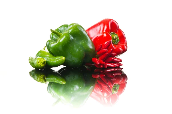 Fargerik paprika på hvit bakgrunn – stockfoto