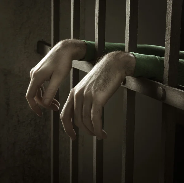 Człowiek w więzieniu, szczelnie-do góry ręce — Zdjęcie stockowe