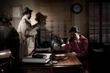 Dedektif görüşme kadın.