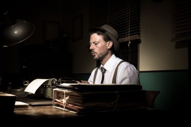 Gece geç saatlerde çalışan gazeteci