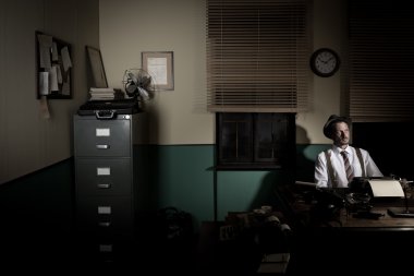 Gece geç saatlerde çalışan gazeteci