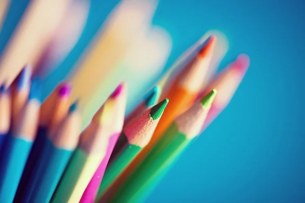 Crayons multicolores sur fond bleu — Photo