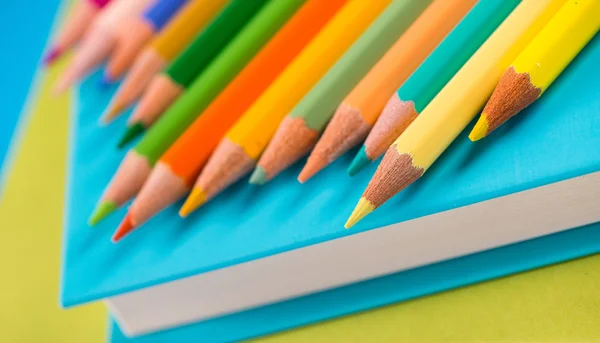 Crayons colorés sur pile de livres — Photo