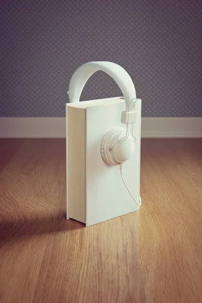 Książki z białymi słuchawkami — Zdjęcie stockowe