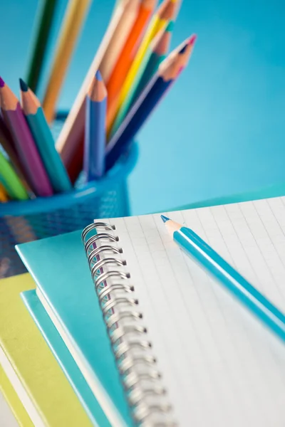 Multicolor potloden, laptop- en handboeken — Stockfoto