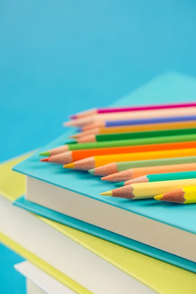 彩色铅笔在一摞书上 — 图库照片