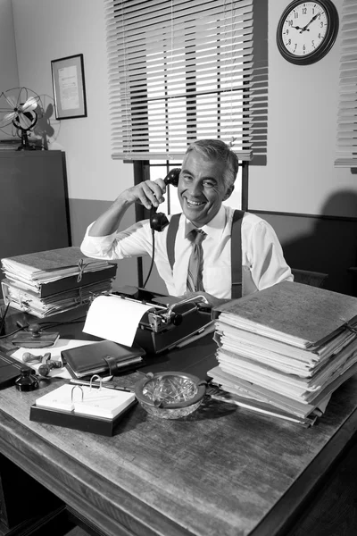 Journalist speaking on the phone — Stock Photo, Image