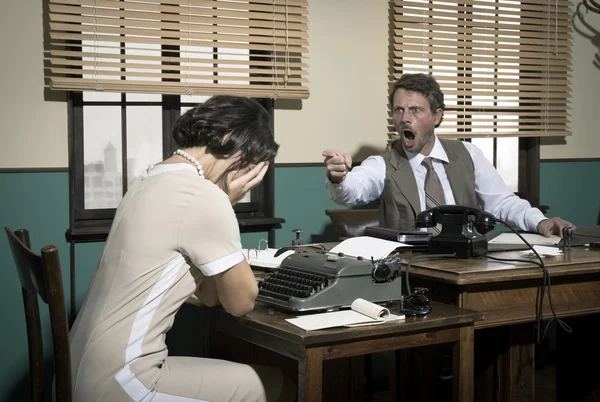 Jefe discutiendo con el secretario —  Fotos de Stock